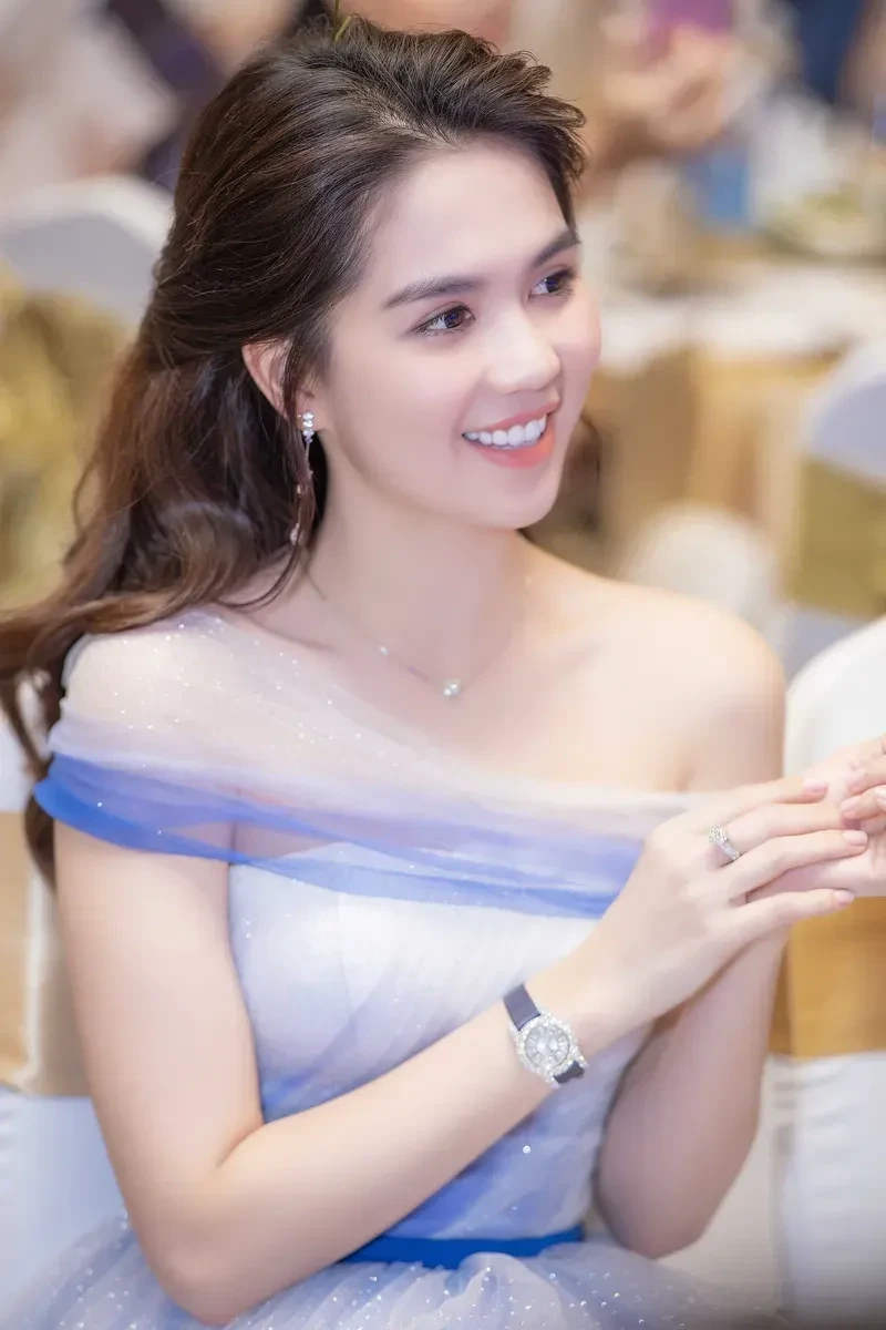 Ngọc Trinh mặc lọt khe thể hiện sự táo bạo và quyến rũ Ngọc Trinh mặc lọt khe thể hiện sự táo bạo và quyến rũ
