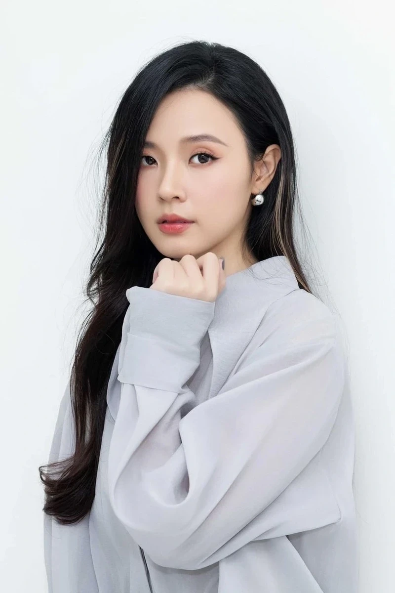 Midu mặc áo dài luôn thu hút ánh nhìn với phong cách thanh lịch