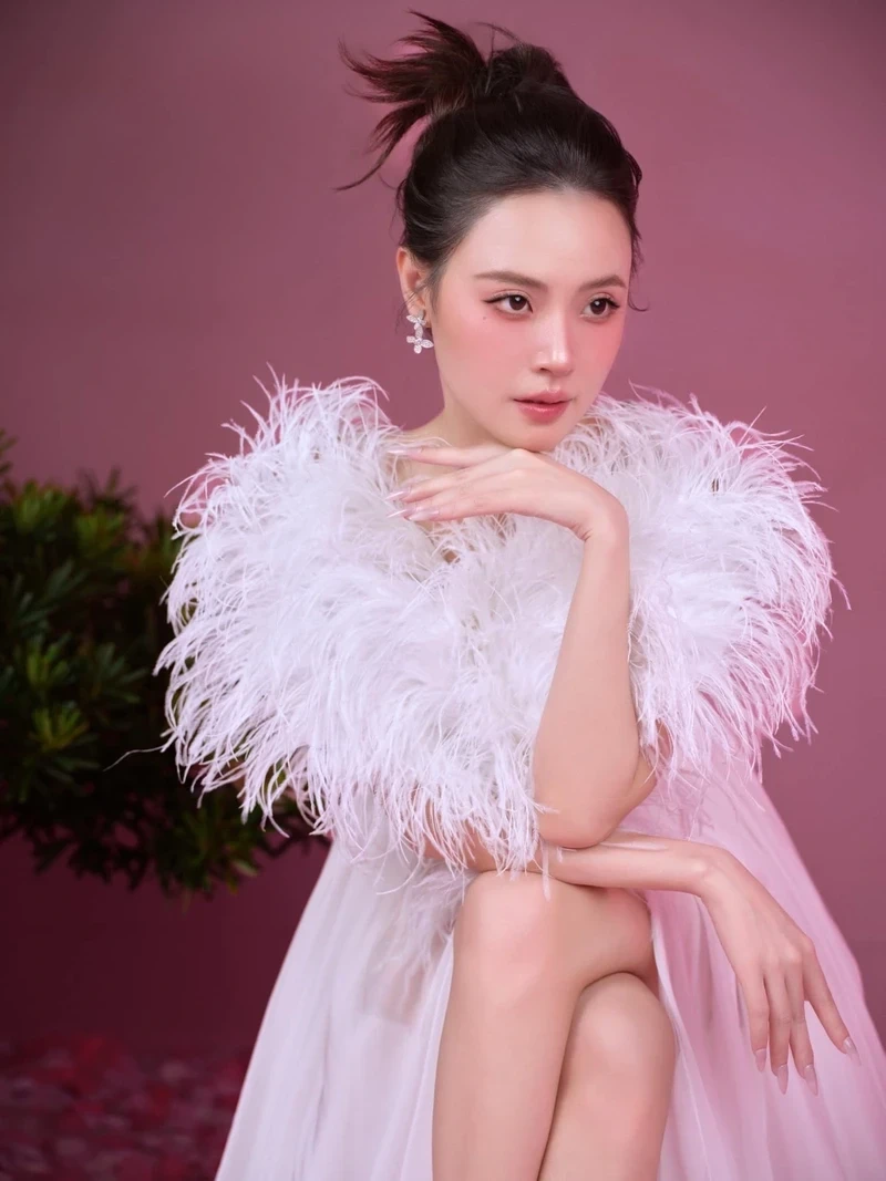 Midu áo dài mang đến hình ảnh dịu dàng và nữ tính