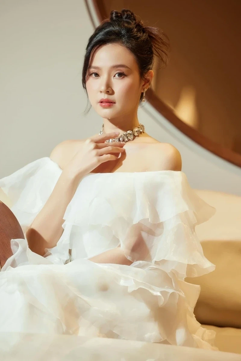 Midu áo tắm tự tin khoe sắc vóc quyến rũ