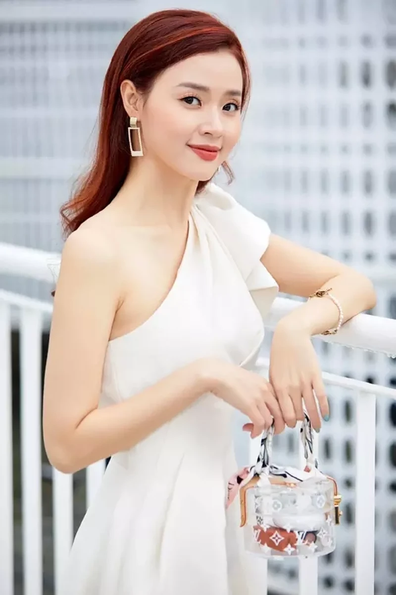 FB Midu là nơi cô chia sẻ những khoảnh khắc đời thường và công việc