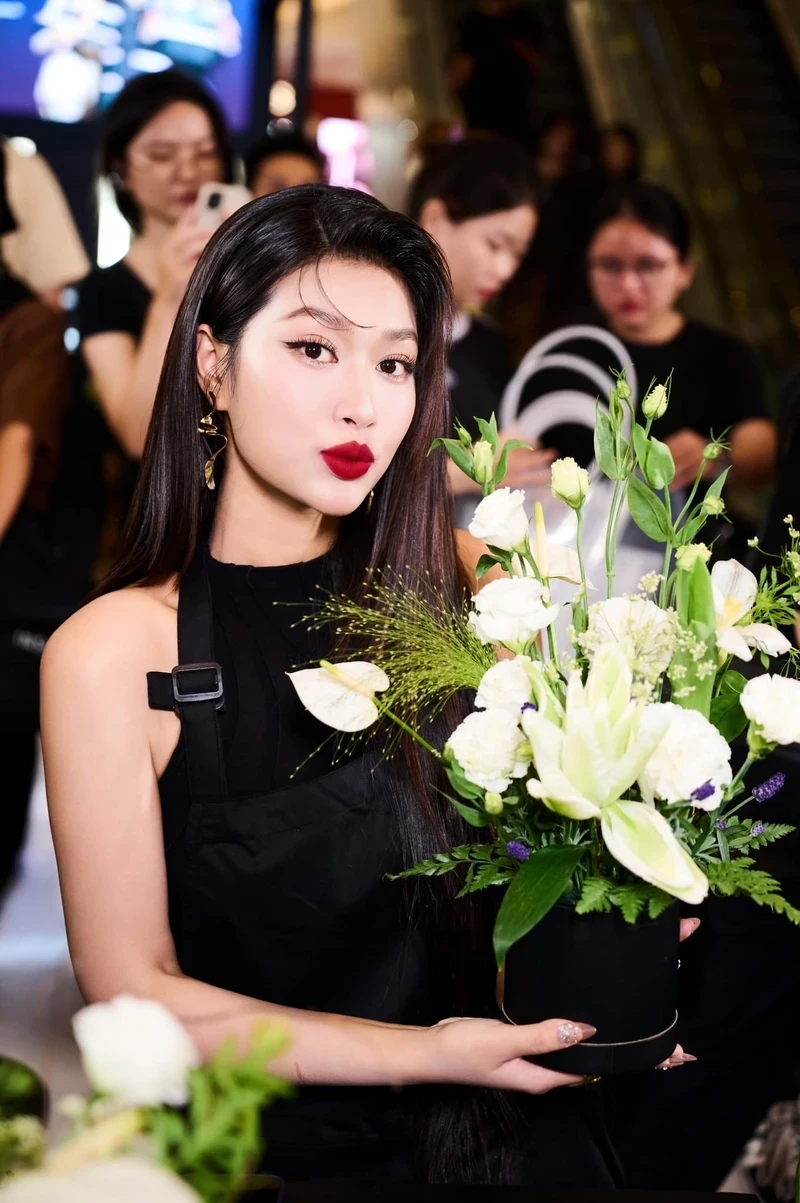 Đoàn Thiên Ân nổi bật trong trang phục bikini rực rỡ