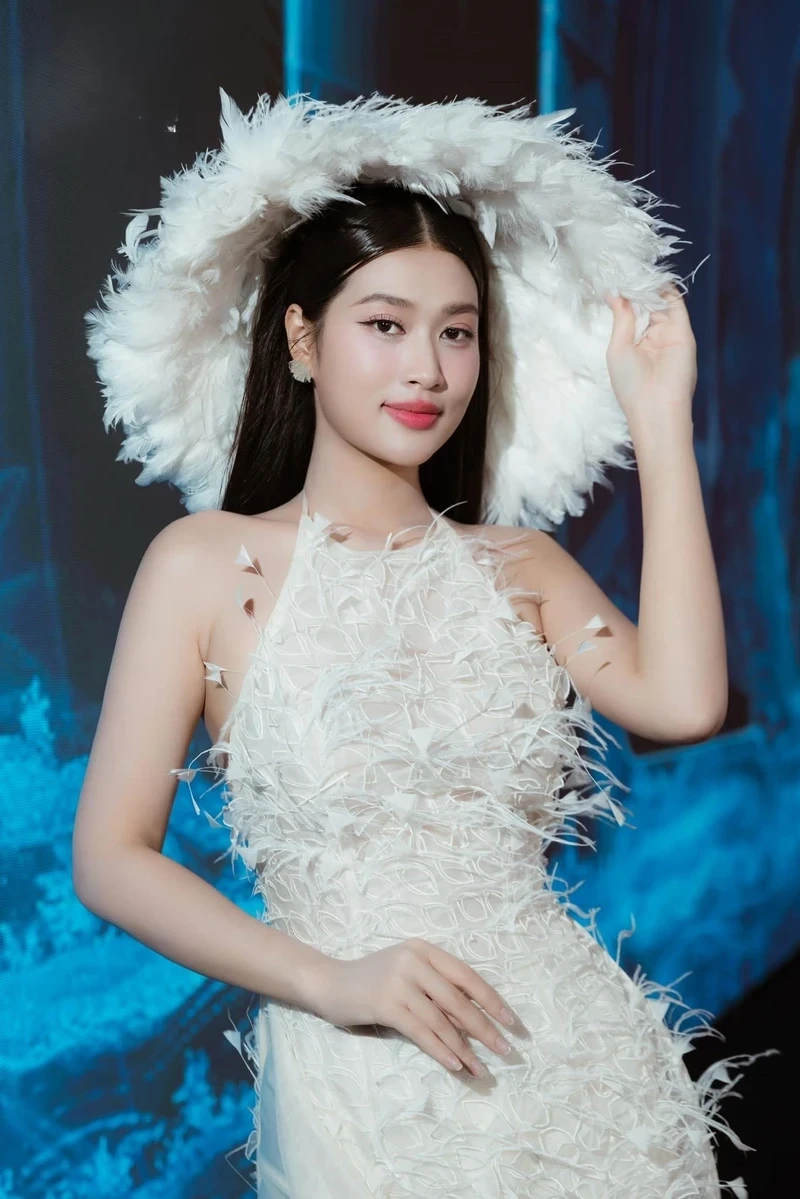 Thiên Ân trình diễn bikini với thần thái cuốn hút tại sân khấu