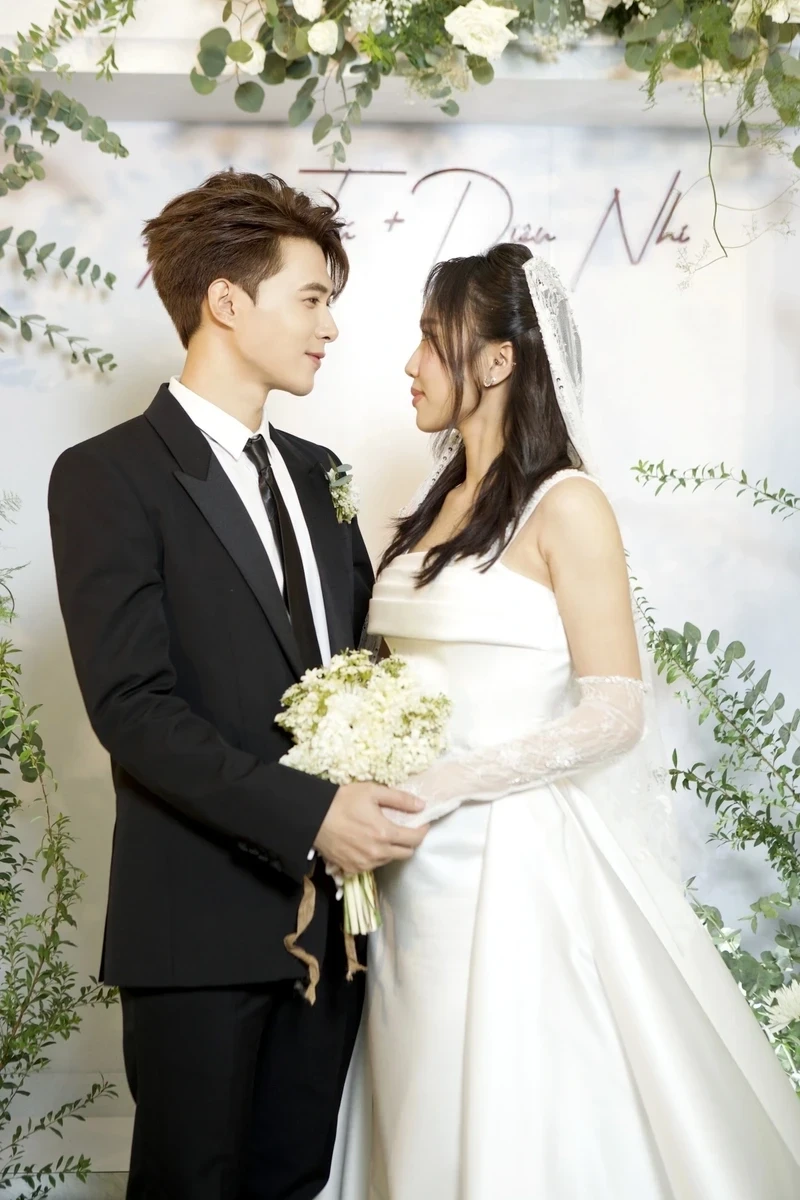 Hoa đám cưới Diệu Nhi là điểm nhấn nổi bật trong lễ cưới