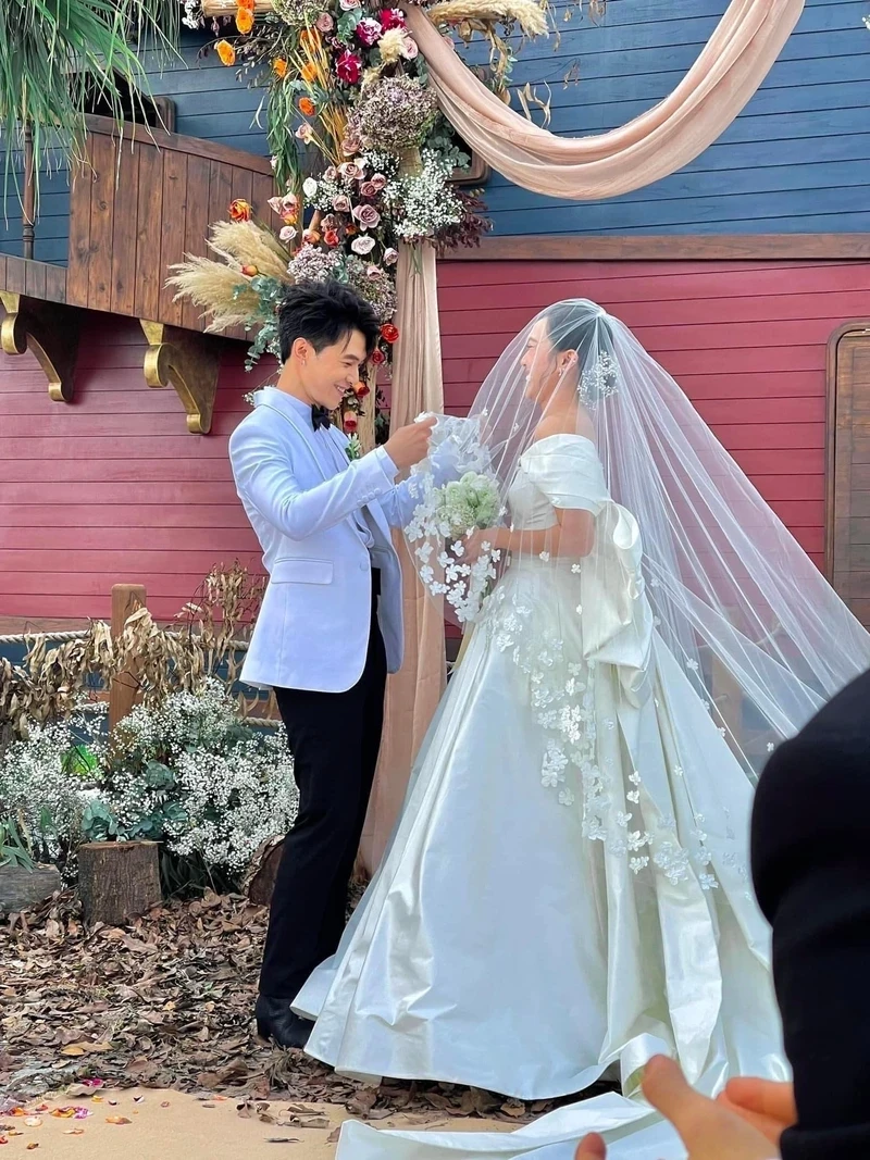 Hình đám cưới Diệu Nhi thể hiện sự lãng mạn và hạnh phúc