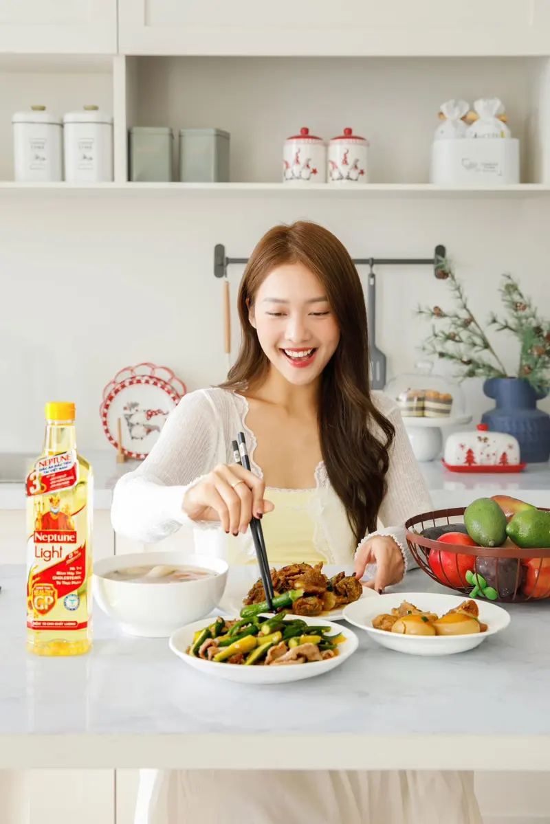 Khả Ngân chụp ảnh bằng cam thường thần thái rạng rỡ không cần chỉnh sửa Khả Ngân chụp ảnh bằng cam thường thần thái rạng rỡ không cần chỉnh sửa
