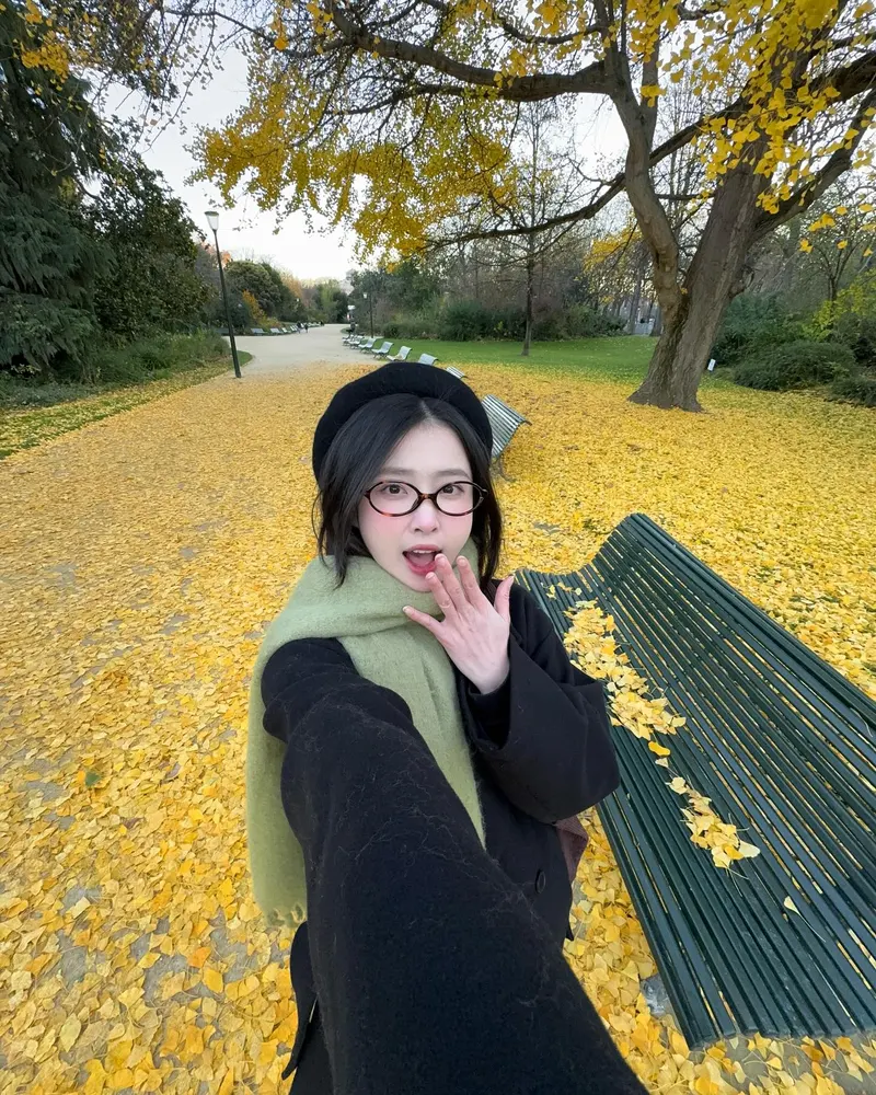 Hình ảnh gái xinh cute chụp bên cây phong Hình ảnh gái xinh cute chụp bên cây phong