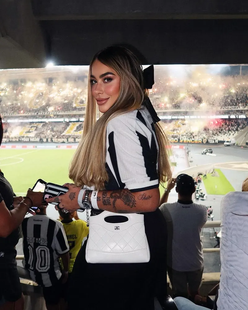 Em gái Neymar Instagram xuất hiện nổi bật tại khán đài, phong cách trẻ trung và quyến rũ Em gái Neymar Instagram xuất hiện nổi bật tại khán đài, phong cách trẻ trung và quyến rũ