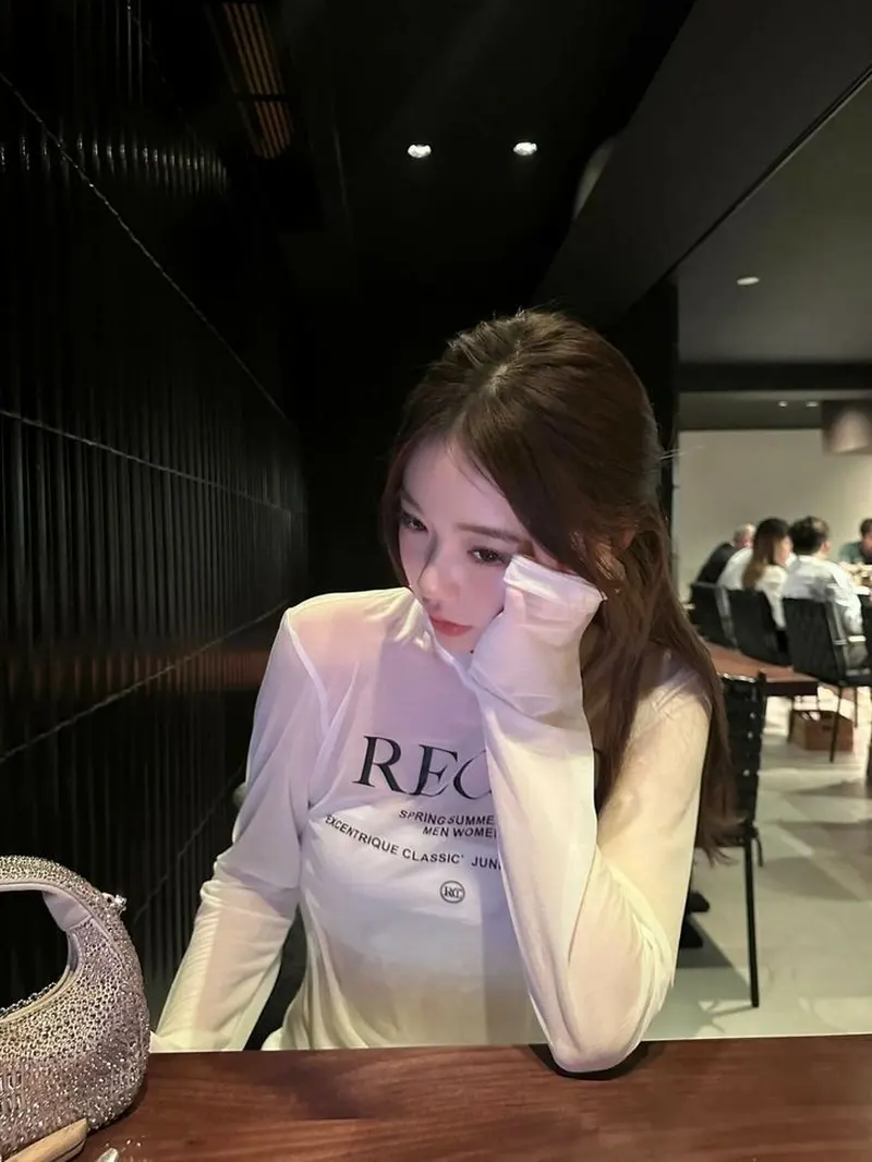 Gái xinh Trung Quốc che mặt tạo nét cute Gái xinh Trung Quốc che mặt tạo nét cute