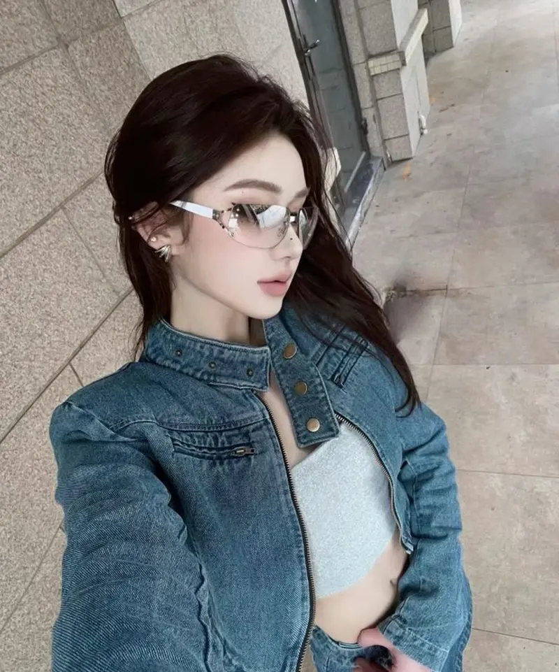 Thần thái gái xinh Trung Quốc trong set jean nổi bật trên đường Thần thái gái xinh Trung Quốc trong set jean nổi bật trên đường