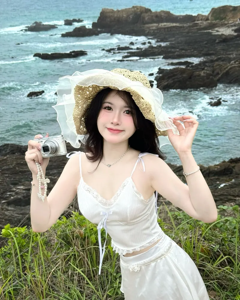 Thần thái sang trọng của gái xinh chụp dáng trên bãi đá bên bờ biển Thần thái sang trọng của gái xinh chụp dáng trên bãi đá bên bờ biển