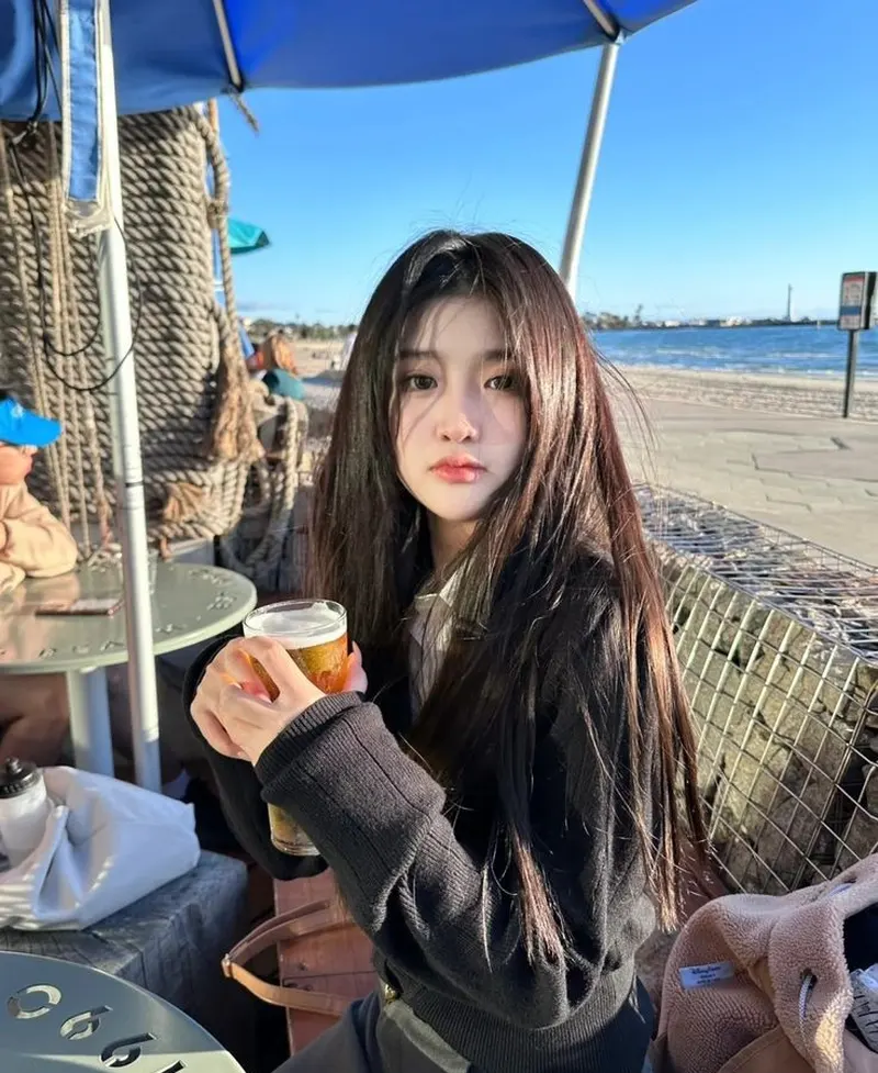 Gái xin instagram thả dáng bên quán cà phê ven biển Gái xin instagram thả dáng bên quán cà phê ven biển
