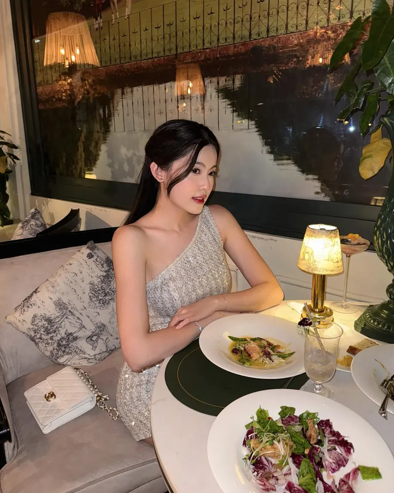 Thần thái sang trọng của bạn gái Hiếu thứ hai trong bữa tiệc tối Thần thái sang trọng của bạn gái Hiếu thứ hai trong bữa tiệc tối