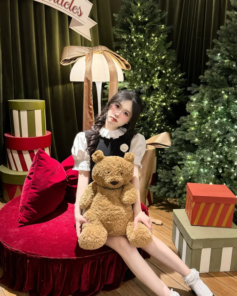 Chụp dáng với cây thông Noel, chuẩn concept giáng sinh cho nàng thơ Chụp dáng với cây thông Noel, chuẩn concept giáng sinh cho nàng thơ