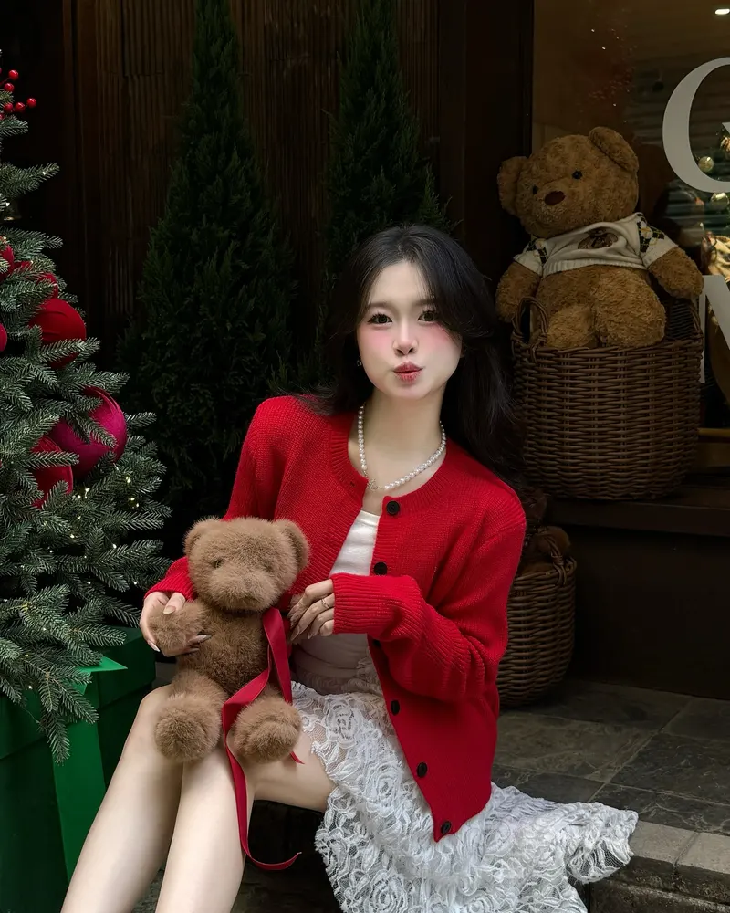 Chụp concept Noel bên cây thông, gái xinh nổi bật trong không khí lễ hội Chụp concept Noel bên cây thông, gái xinh nổi bật trong không khí lễ hội