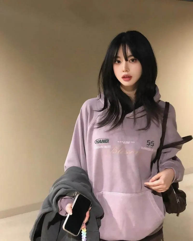 Gái xinh Trung Quốc diện áo hoodie cá tính, phong cách thời trang trẻ trung Gái xinh Trung Quốc diện áo hoodie cá tính, phong cách thời trang trẻ trung