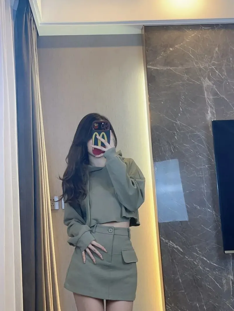 Chụp ảnh gương trong nhà vệ sinh với set đồ nữ sang choảnh Chụp ảnh gương trong nhà vệ sinh với set đồ nữ sang choảnh