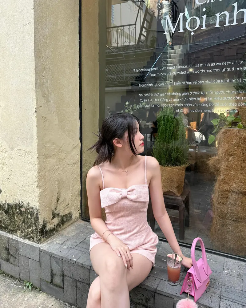 Bạn gái Hiếu thứ hai chụp cam thường iPhone thần thái tự nhiên hút hồn Bạn gái Hiếu thứ hai chụp cam thường iPhone thần thái tự nhiên hút hồn