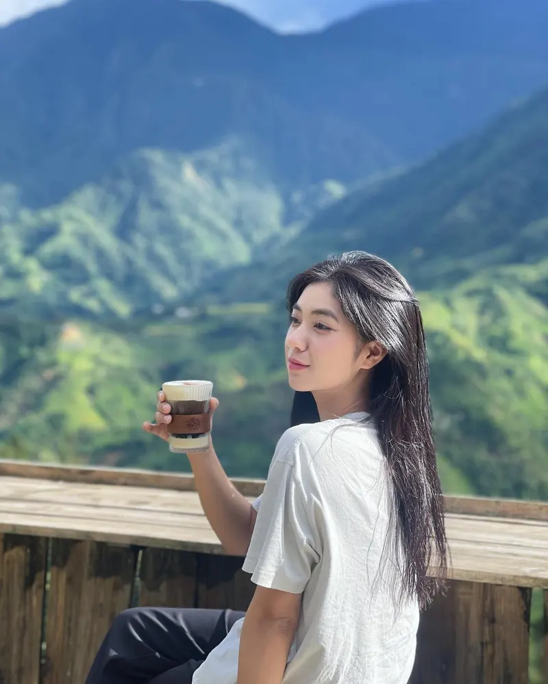 Gái xinh chụp cam thường bên ly cà phê, phông nền núi non hùng vĩ đầy thơ mộng Gái xinh chụp cam thường bên ly cà phê, phông nền núi non hùng vĩ đầy thơ mộng