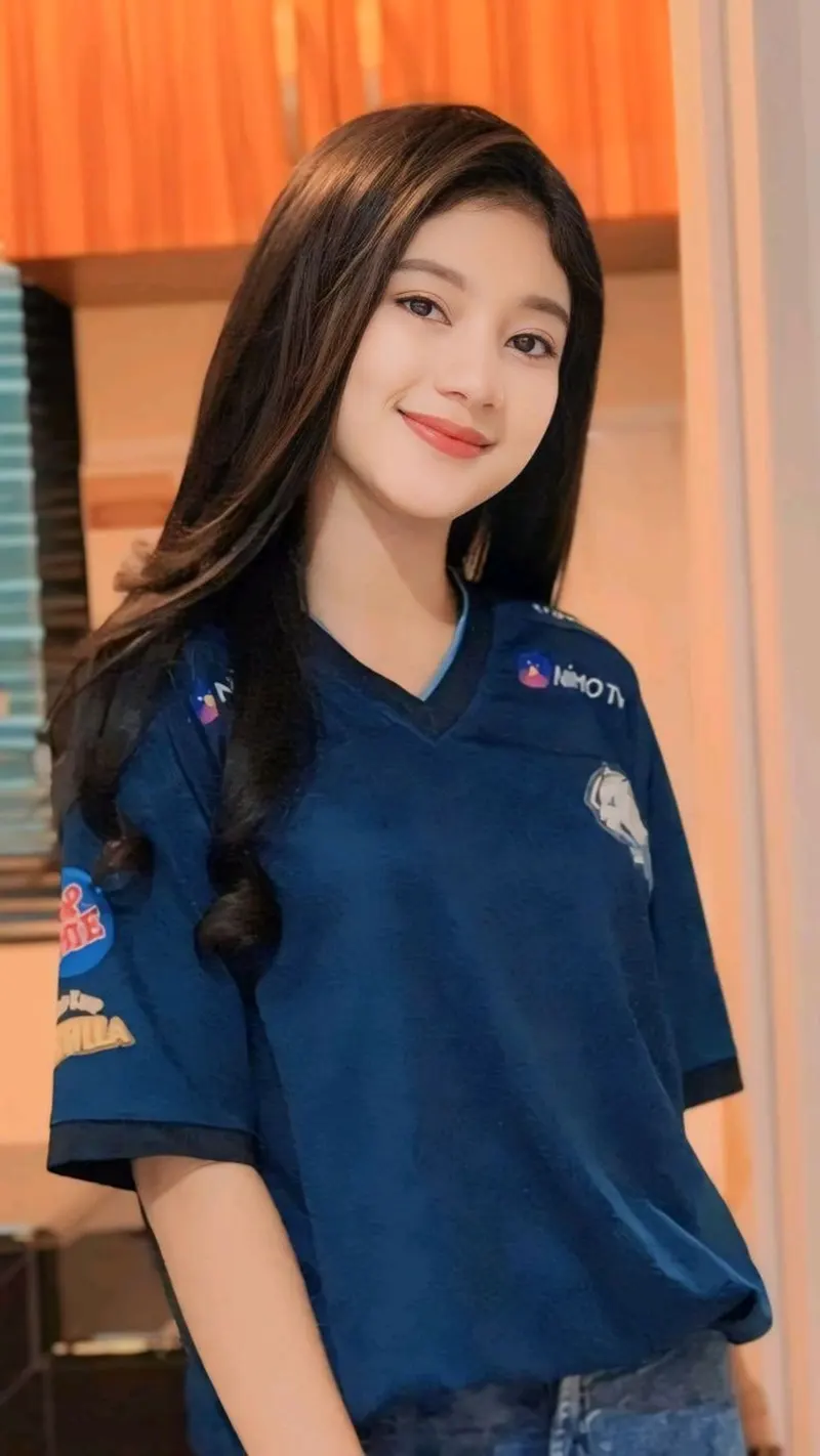 Gái xinh mặc áo bóng đá không logo, tay cầm cờ cổ vũ người yêu đá bóng Gái xinh mặc áo bóng đá không logo, tay cầm cờ cổ vũ người yêu đá bóng