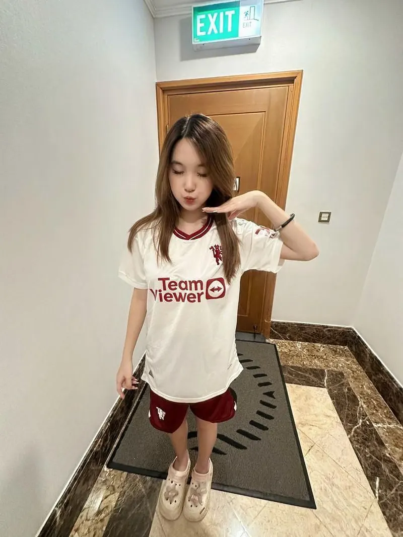 Gái xinh che mặt, mặc áo bóng đá không logo, thần thái đầy cuốn hút Gái xinh che mặt, mặc áo bóng đá không logo, thần thái đầy cuốn hút