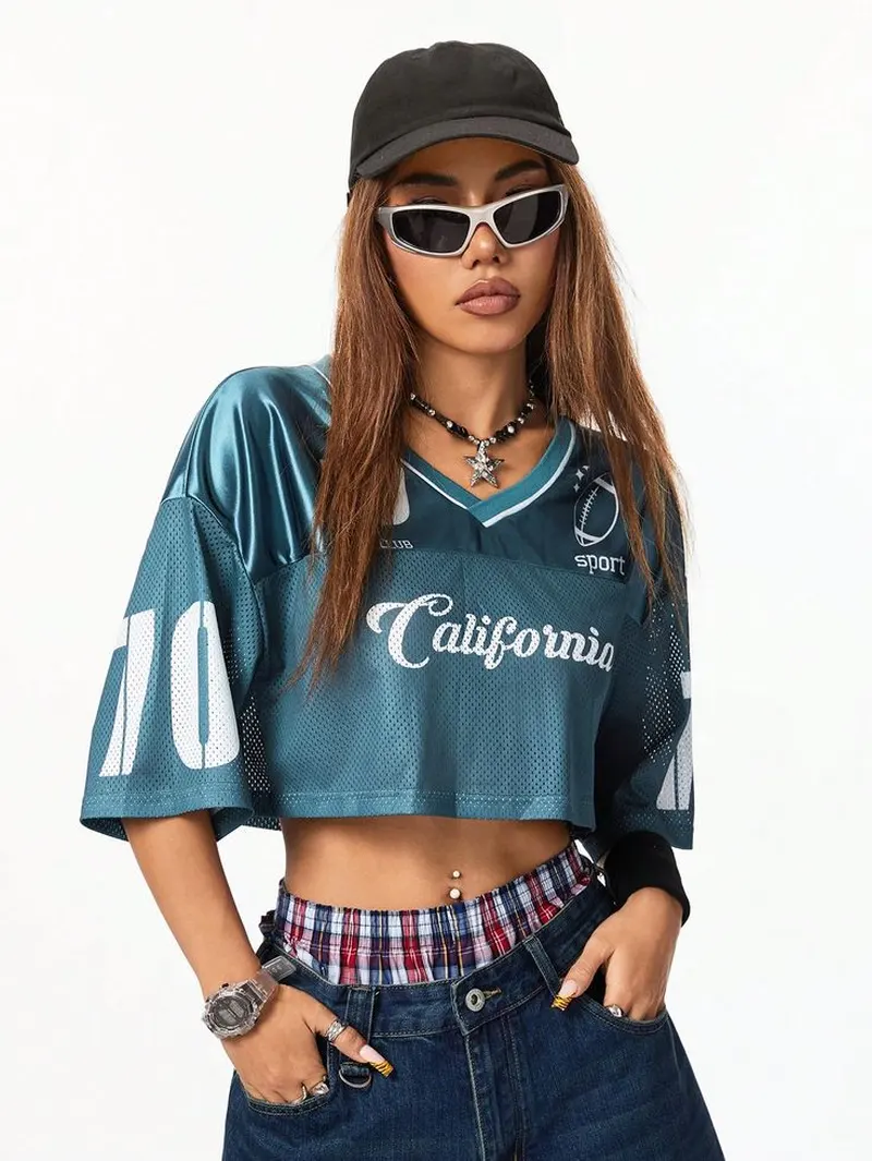 Gái Tây mặc áo bóng đá retro kết hợp với kính đen cuốn hút Gái Tây mặc áo bóng đá retro kết hợp với kính đen cuốn hút