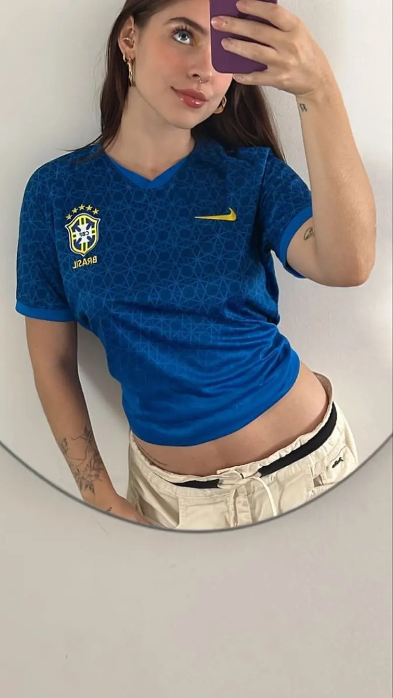 Gái xinh selfie trong gương diện áo bóng đá Nike chính hãng tuyển Brazil Gái xinh selfie trong gương diện áo bóng đá Nike chính hãng tuyển Brazil