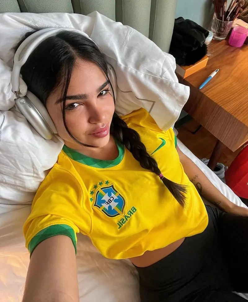 Hình ảnh gái xinh thư giãn tại nhà trong áo bóng đá Nike chính hãng Brazil Hình ảnh gái xinh thư giãn tại nhà trong áo bóng đá Nike chính hãng Brazil