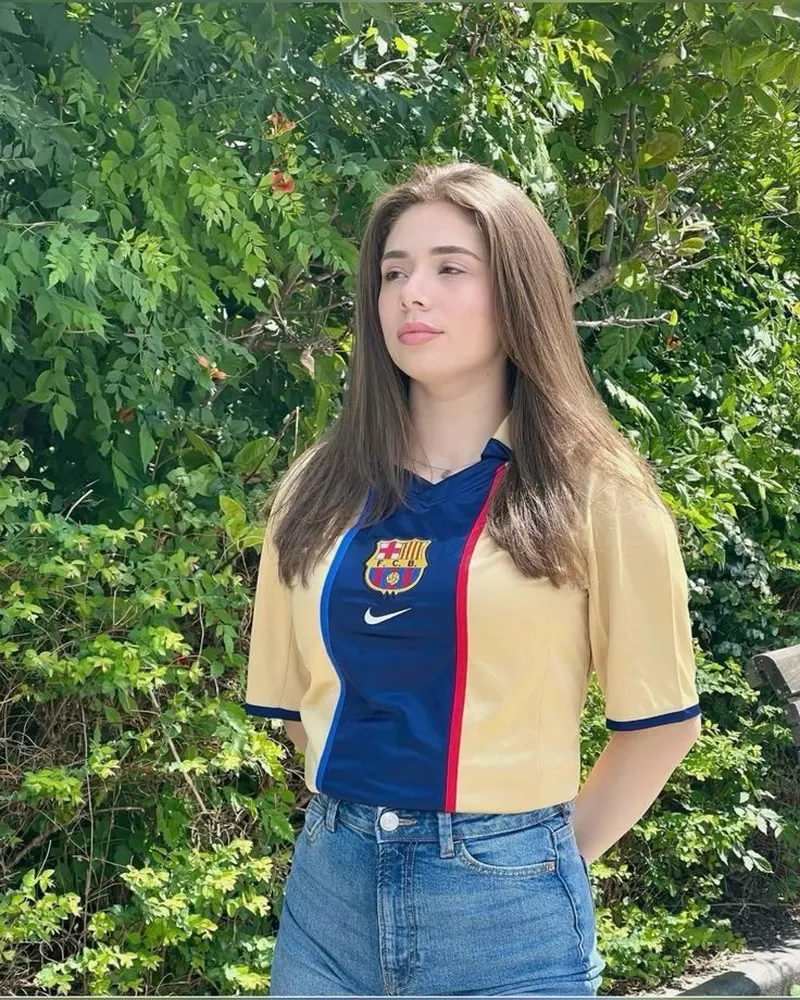 Gái xinh mặc áo bóng đá Nike chính hãng phong cách Barcelona ngoài trời Gái xinh mặc áo bóng đá Nike chính hãng phong cách Barcelona ngoài trời