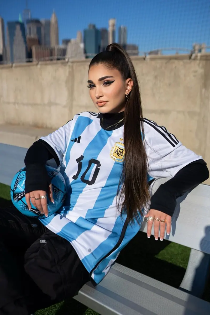 Gái xinh mặc áo bóng đá Adidas màu xanh, tạo nên phong cách cực kỳ trẻ trung Gái xinh mặc áo bóng đá Adidas màu xanh, tạo nên phong cách cực kỳ trẻ trung