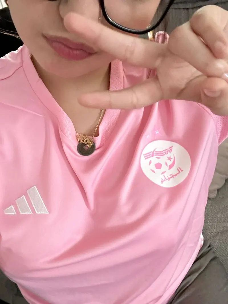Cận cảnh gái xinh diện áo bóng đá màu hồng thương hiệu Adidas cực dễ thương Cận cảnh gái xinh diện áo bóng đá màu hồng thương hiệu Adidas cực dễ thương