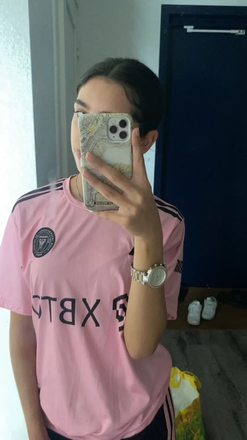 Selfie gái xinh với áo bóng đá màu hồng độc đáo trong gương phong cách trẻ trung Selfie gái xinh với áo bóng đá màu hồng độc đáo trong gương phong cách trẻ trung