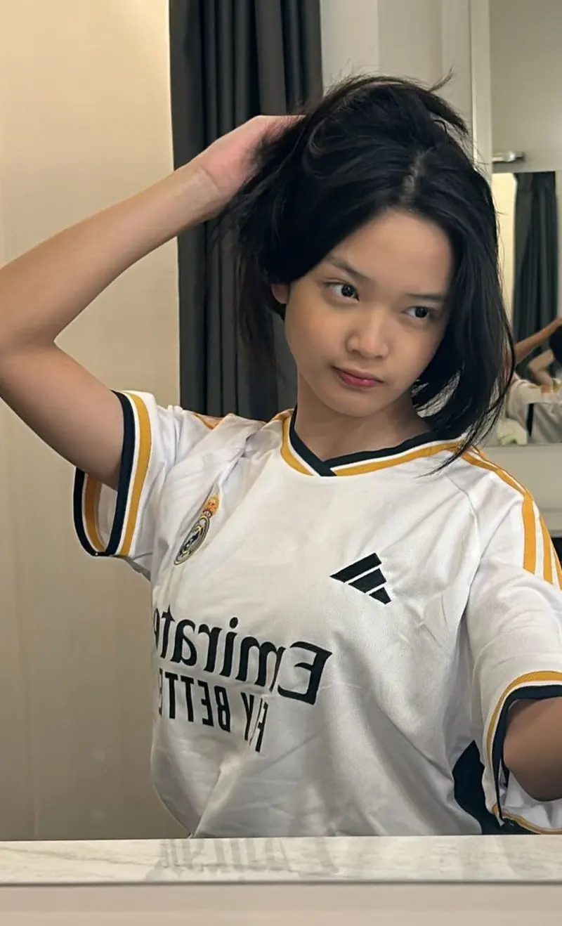 Gái xinh tóc ngắn tạo dáng với áo bóng đá màu trắng Adidas trong không gian hiện đại Gái xinh tóc ngắn tạo dáng với áo bóng đá màu trắng Adidas trong không gian hiện đại