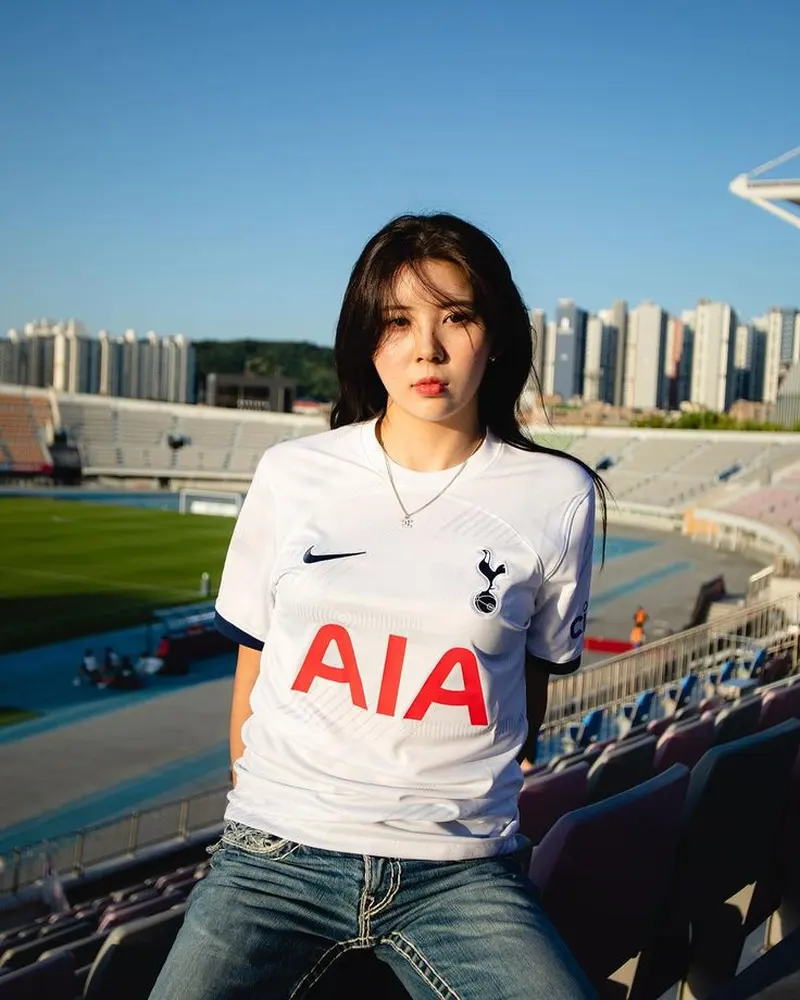 Gái xinh diện áo bóng đá màu trắng của Tottenham trên khán đài sân vận động Gái xinh diện áo bóng đá màu trắng của Tottenham trên khán đài sân vận động
