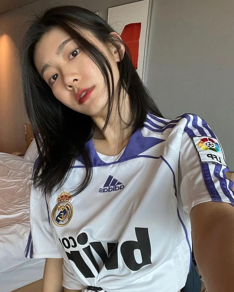 Selfie gái xinh với áo bóng đá màu trắng Real Madrid nổi bật trong căn phòng ấm cúng Selfie gái xinh với áo bóng đá màu trắng Real Madrid nổi bật trong căn phòng ấm cúng
