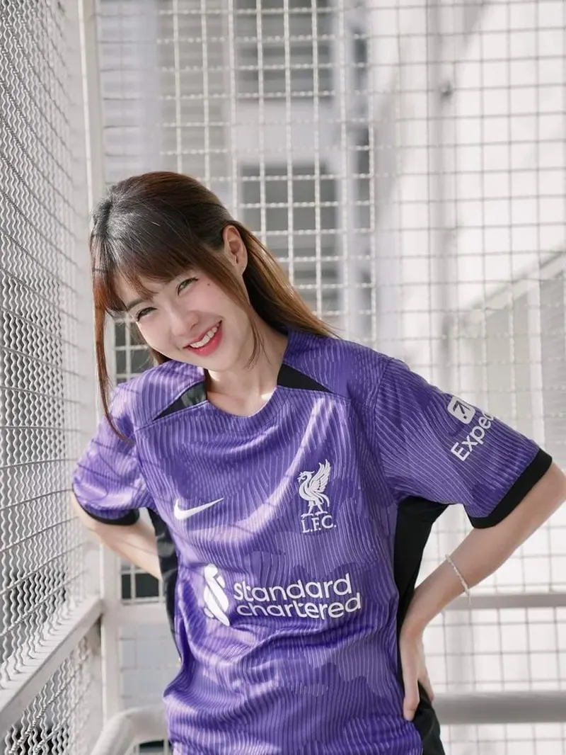 Nụ cười rạng rỡ của gái xinh trong áo bóng đá màu tím Liverpool dưới ánh nắng Nụ cười rạng rỡ của gái xinh trong áo bóng đá màu tím Liverpool dưới ánh nắng