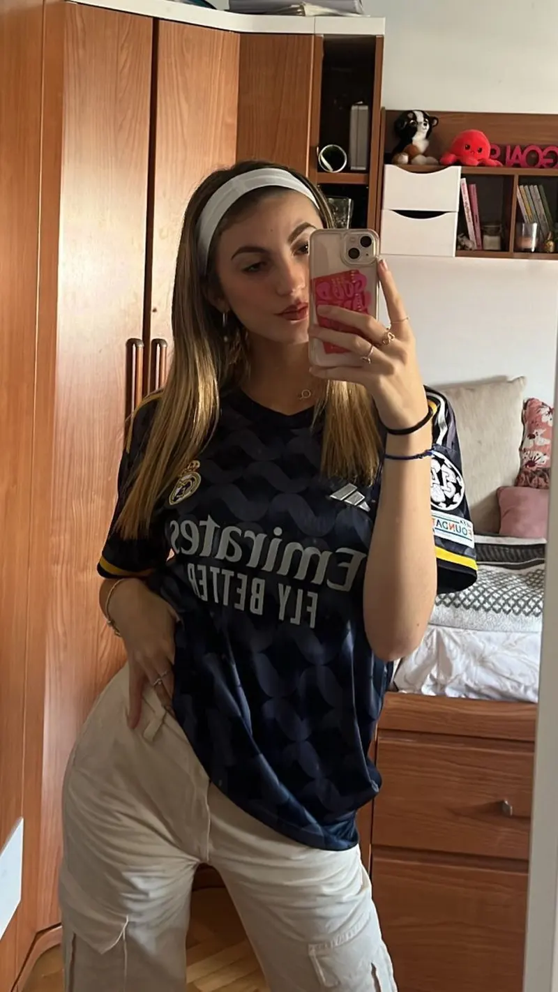 Selfie cá tính với áo bóng đá màu tím trong phòng ngủ phong cách hiện đại Selfie cá tính với áo bóng đá màu tím trong phòng ngủ phong cách hiện đại