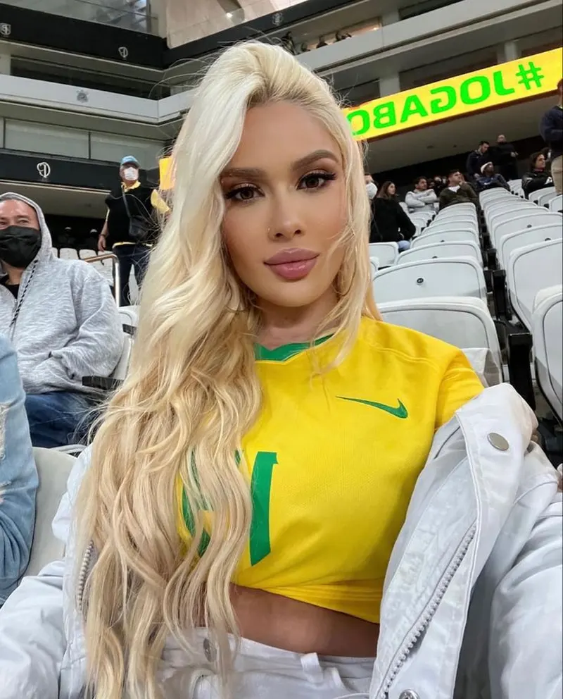 Phong cách sang trọng của gái xinh trong áo bóng đá màu vàng Brazil cùng mái tóc bạch kim Phong cách sang trọng của gái xinh trong áo bóng đá màu vàng Brazil cùng mái tóc bạch kim