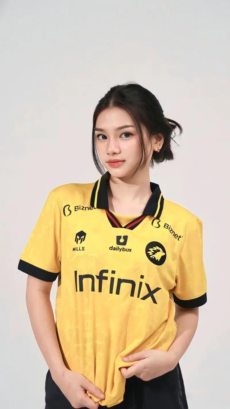 Gái xinh diện áo bóng đá màu vàng Infinix toát lên vẻ cá tính và tự tin trong studio Gái xinh diện áo bóng đá màu vàng Infinix toát lên vẻ cá tính và tự tin trong studio