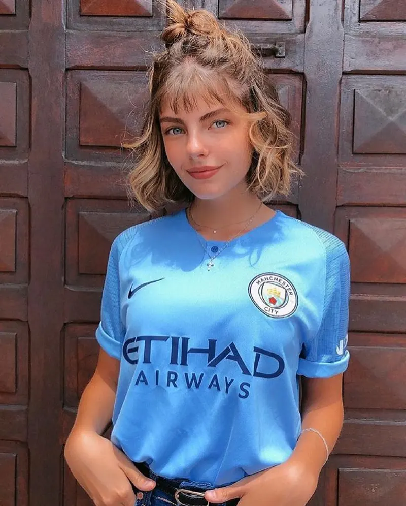 Gái xinh diện áo bóng đá màu xanh Man City đầy phong cách và cuốn hút. Gái xinh diện áo bóng đá màu xanh Man City đầy phong cách và cuốn hút.
