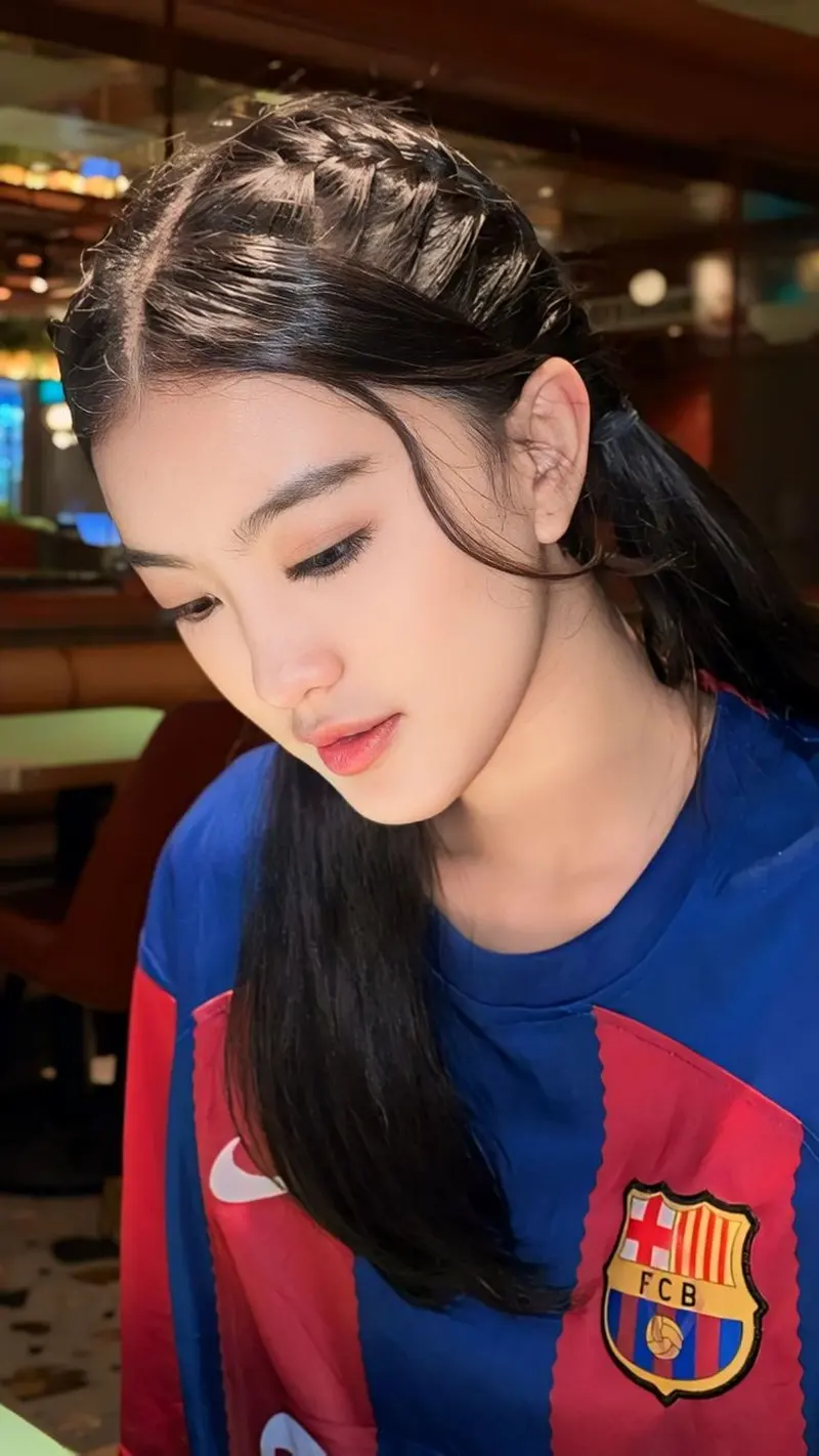 Gái xinh dịu dàng trong áo bóng đá Barcelona xanh, tạo nét cổ điển tinh tế. Gái xinh dịu dàng trong áo bóng đá Barcelona xanh, tạo nét cổ điển tinh tế.