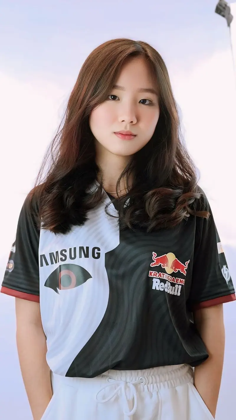 Gái xinh nhẹ nhàng trong bộ áo bóng đá màu đen của Chelsea với thiết kế tinh tế Gái xinh nhẹ nhàng trong bộ áo bóng đá màu đen của Chelsea với thiết kế tinh tế