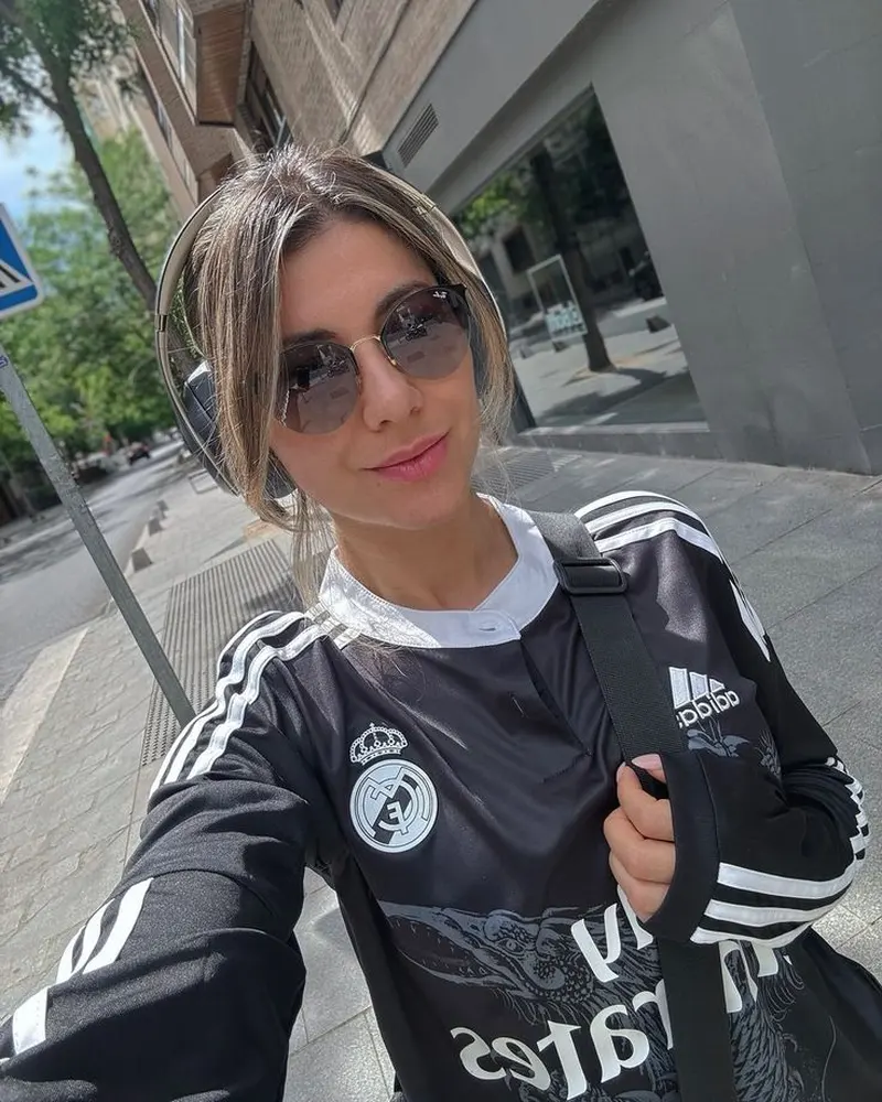 Phong cách thời thượng với áo bóng đá màu đen Adidas Juventus cực chất Phong cách thời thượng với áo bóng đá màu đen Adidas Juventus cực chất