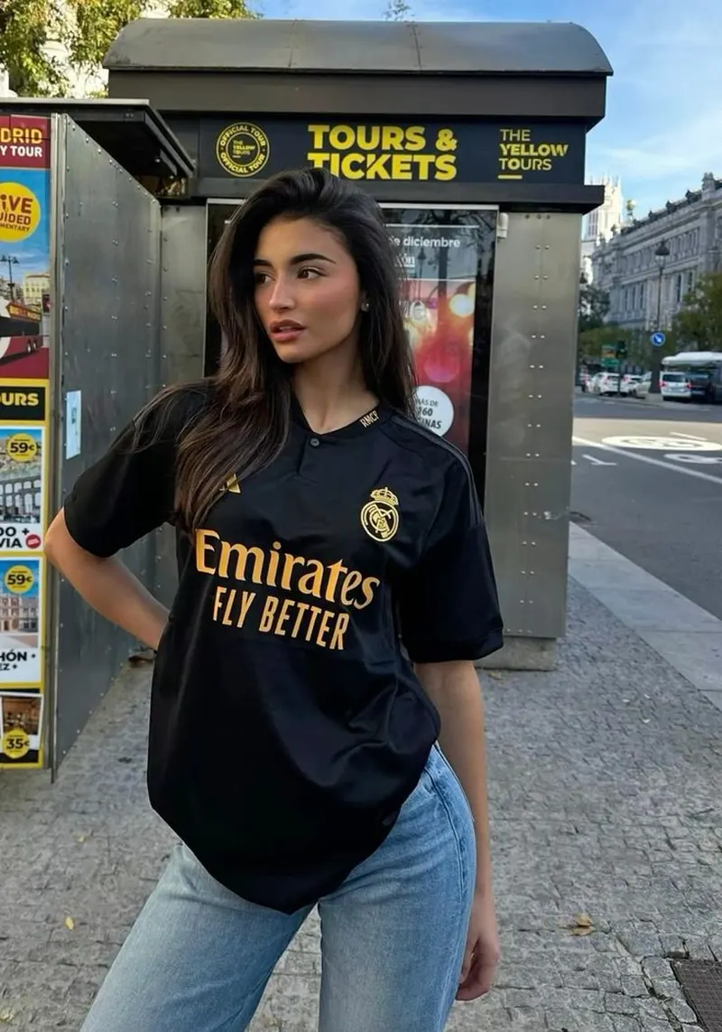 Gái xinh sành điệu diện áo bóng đá màu đen Real Madrid tỏa sáng trên phố Gái xinh sành điệu diện áo bóng đá màu đen Real Madrid tỏa sáng trên phố