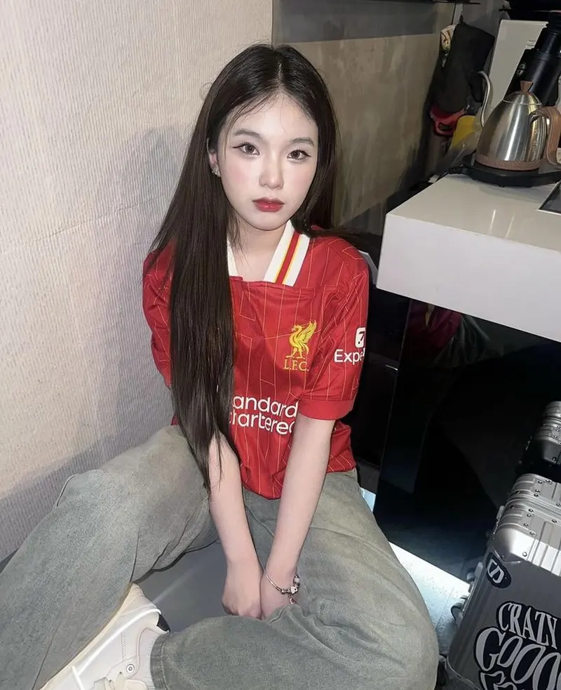Gái xinh dịu dàng trong áo bóng đá Liverpool đỏ nổi bật giữa không gian nhà Gái xinh dịu dàng trong áo bóng đá Liverpool đỏ nổi bật giữa không gian nhà