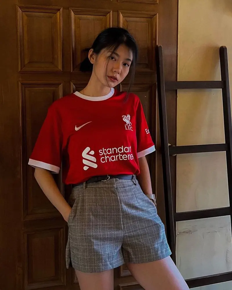 Phong cách cá tính của gái xinh trong bộ áo bóng đá màu đỏ Liverpool truyền thống Phong cách cá tính của gái xinh trong bộ áo bóng đá màu đỏ Liverpool truyền thống