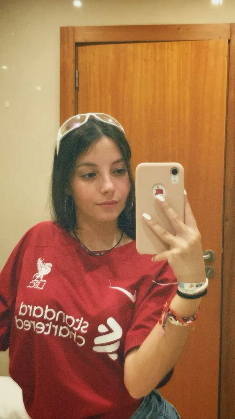 Gái xinh tự tin diện áo bóng đá màu đỏ Liverpool với kiểu dáng hiện đại Gái xinh tự tin diện áo bóng đá màu đỏ Liverpool với kiểu dáng hiện đại