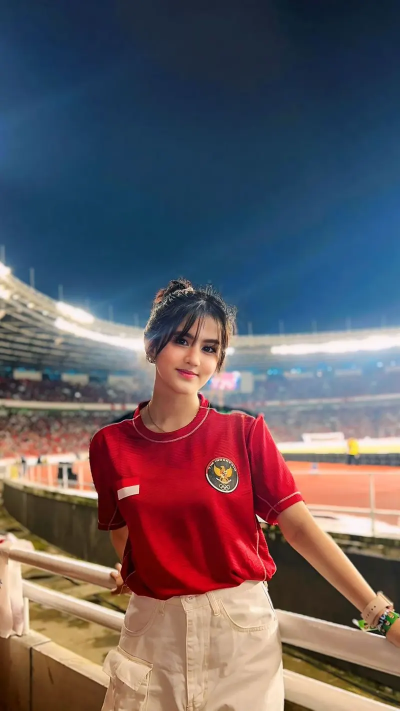 Gái xinh diện áo bóng đá đỏ nổi bật, cổ vũ đội tuyển trên khán đài sân vận động Gái xinh diện áo bóng đá đỏ nổi bật, cổ vũ đội tuyển trên khán đài sân vận động
