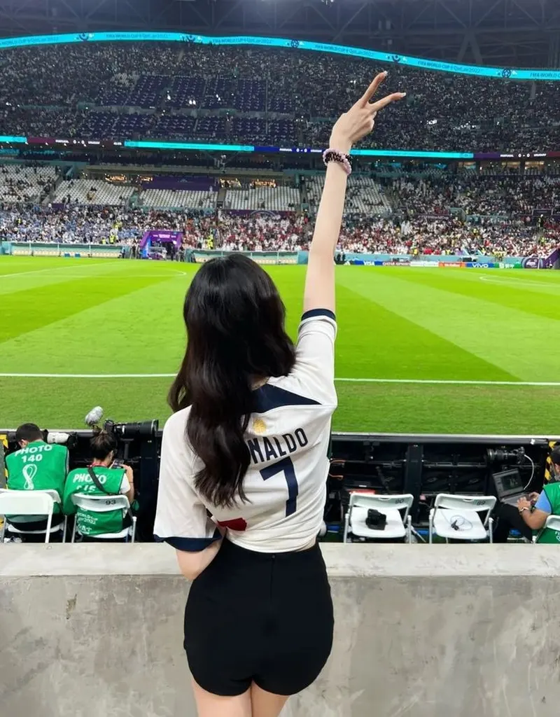 Cô gái xinh khoe dáng sau lưng, diện áo bóng đá trắng cổ vũ đội yêu thích trên sân Cô gái xinh khoe dáng sau lưng, diện áo bóng đá trắng cổ vũ đội yêu thích trên sân