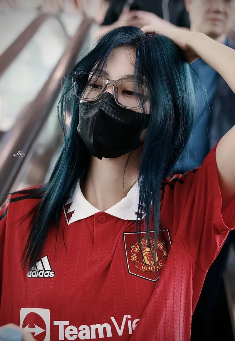 Tóc tém đeo kính che mặt, mặc áo bóng đá Adidas, gây ấn tượng mạnh mẽ Tóc tém đeo kính che mặt, mặc áo bóng đá Adidas, gây ấn tượng mạnh mẽ